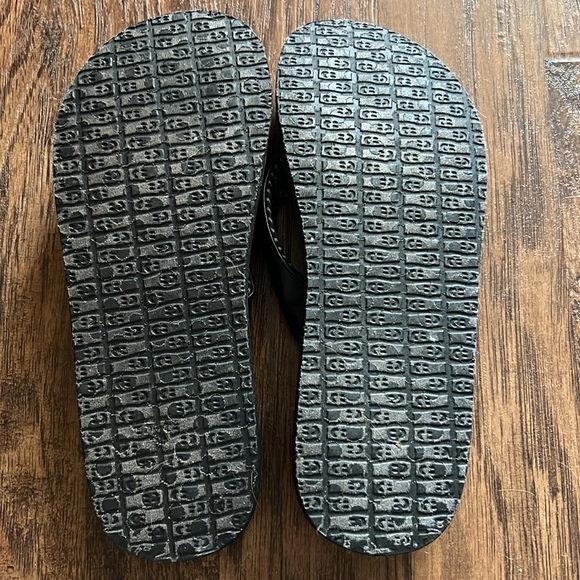 Sanuk size 5 black flip flops - Picture 4 of 4